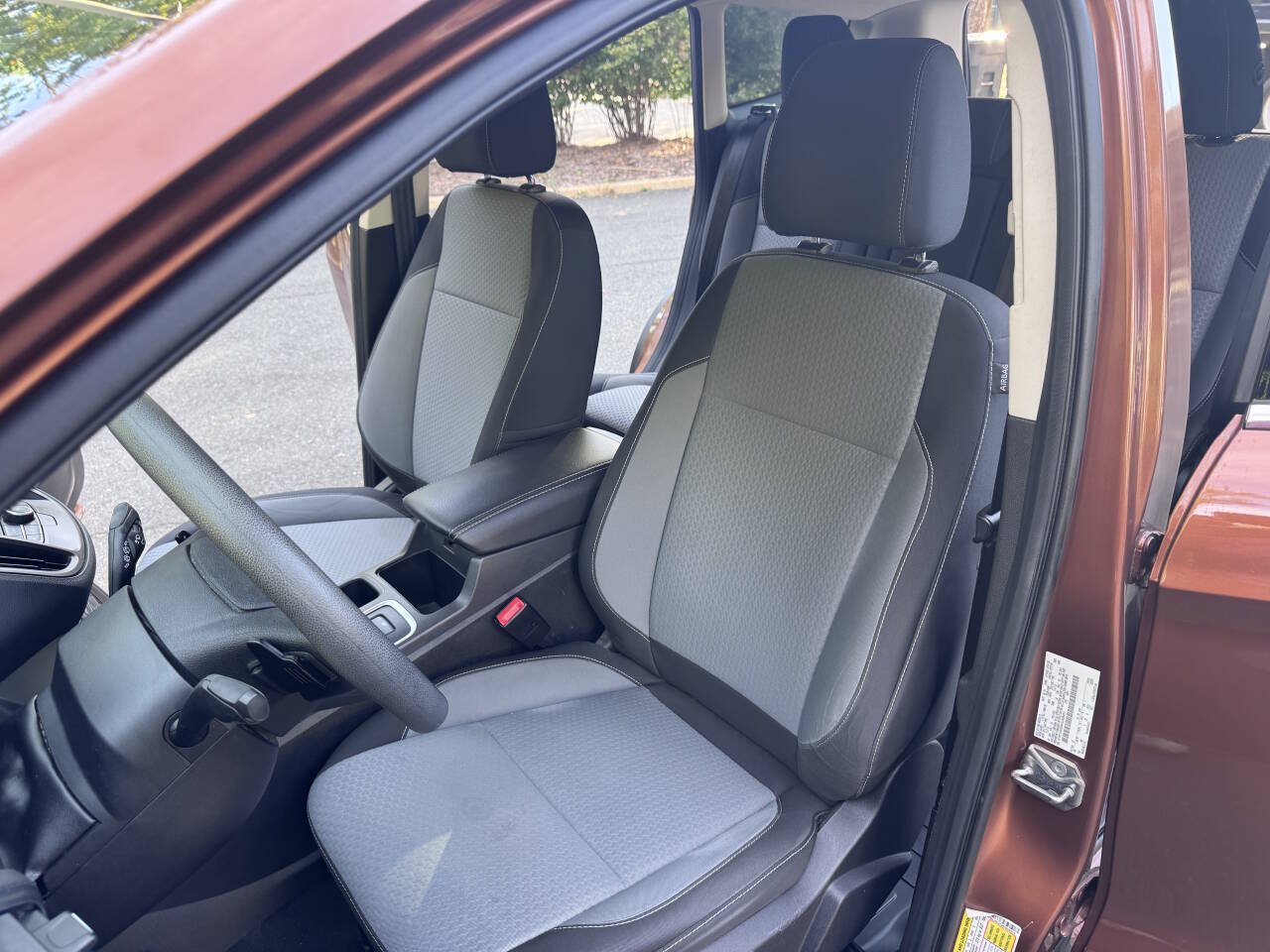Used 2017 Ford Escape SE w/ Equipment Group 201A AWD/4WD image 16