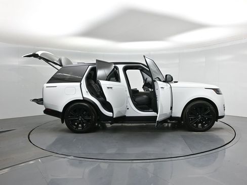 Used 2025 Land Rover Range Rover SE image 3