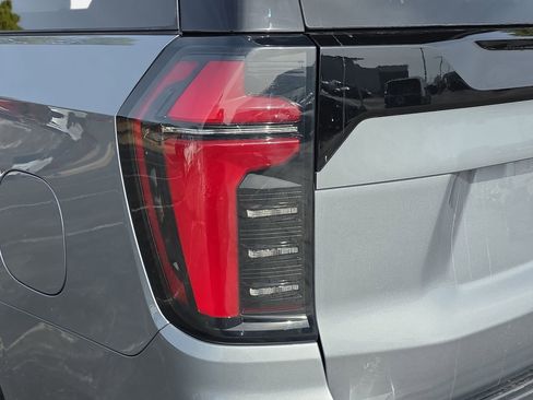 Used 2025 Chevrolet Suburban Z71 image 32