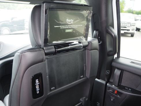 New 2025 Chrysler Pacifica Select w/ Uconnect Theater Family Group image 25