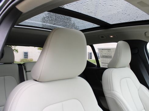 New 2026 Volvo XC40 B5 Ultra w/ Climate Package image 36