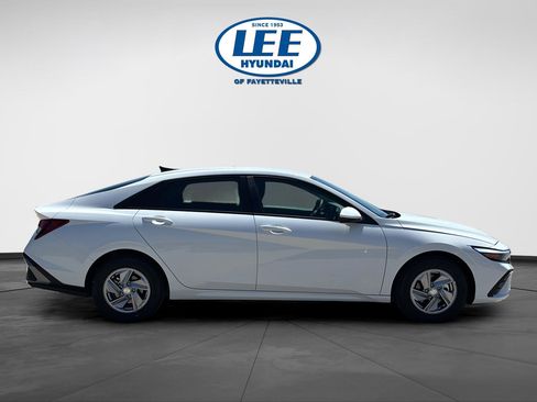New 2026 Hyundai Elantra SE FWD image 2