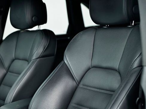 Certified 2025 Porsche Macan image 24