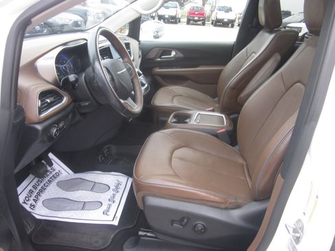 Used 2018 Chrysler Pacifica Limited image 8