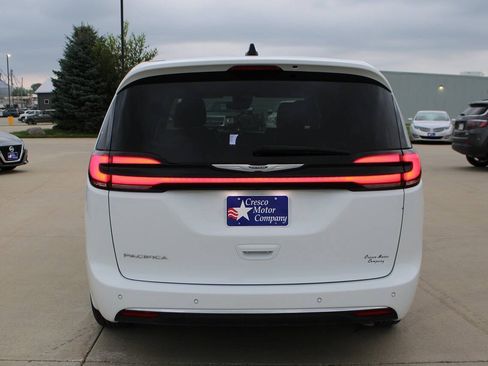 Used 2025 Chrysler Pacifica Select FWD image 6