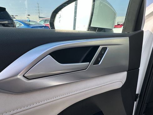 Used 2025 Volkswagen Taos SE w/ Panoramic Sunroof Package image 21