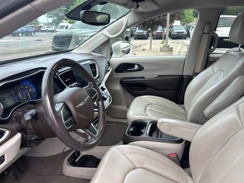 Used 2020 Chrysler Pacifica Touring-L FWD image 10