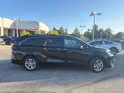 Used 2024 Toyota Sienna XLE w/ XLE Plus Package FWD image 3