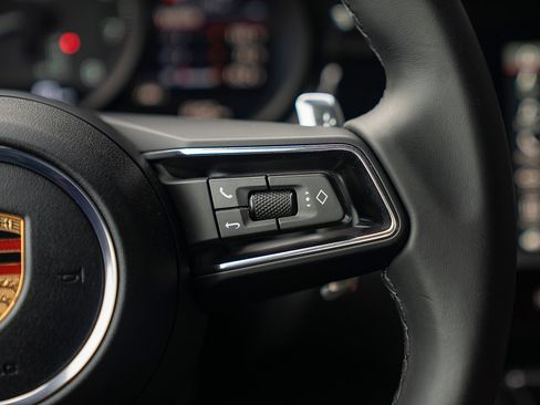 Certified 2025 Porsche Macan image 8