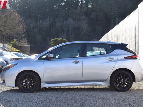 Used 2022 Nissan Leaf S image 9