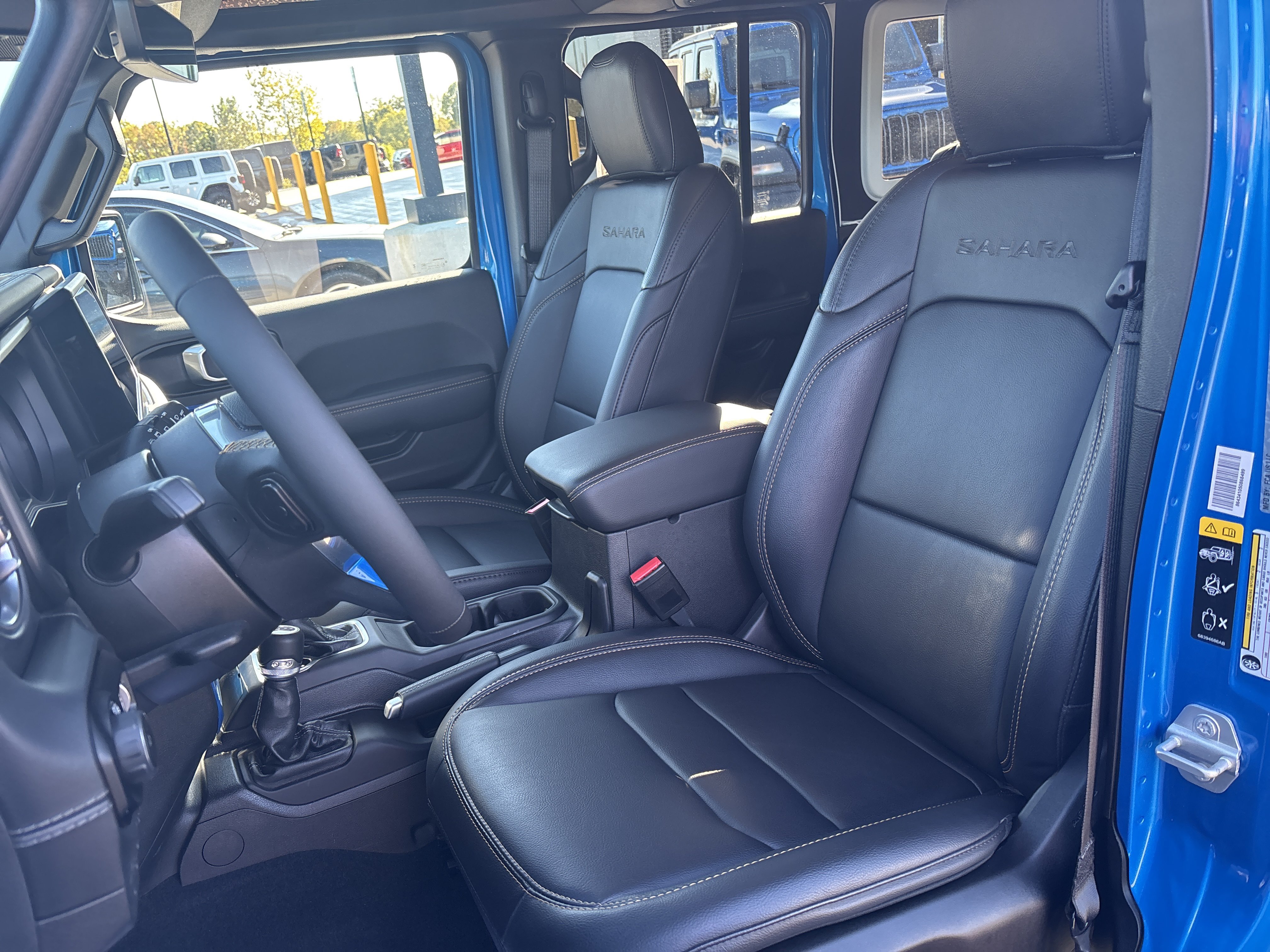 Used 2024 Jeep Wrangler Unlimited Sahara w/ Technology Group AWD/4WD image 17