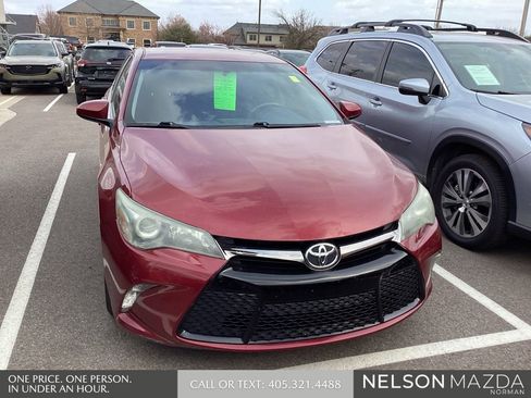 Used 2016 Toyota Camry SE image 2