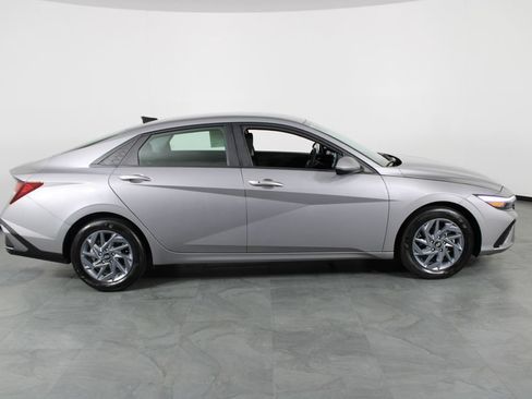 Certified 2024 Hyundai Elantra SEL FWD image 12
