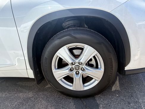 Used 2020 Toyota Highlander LE AWD/4WD image 5