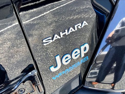 Used 2021 Jeep Wrangler Unlimited Sahara w/ Cold Weather Group AWD/4WD image 41