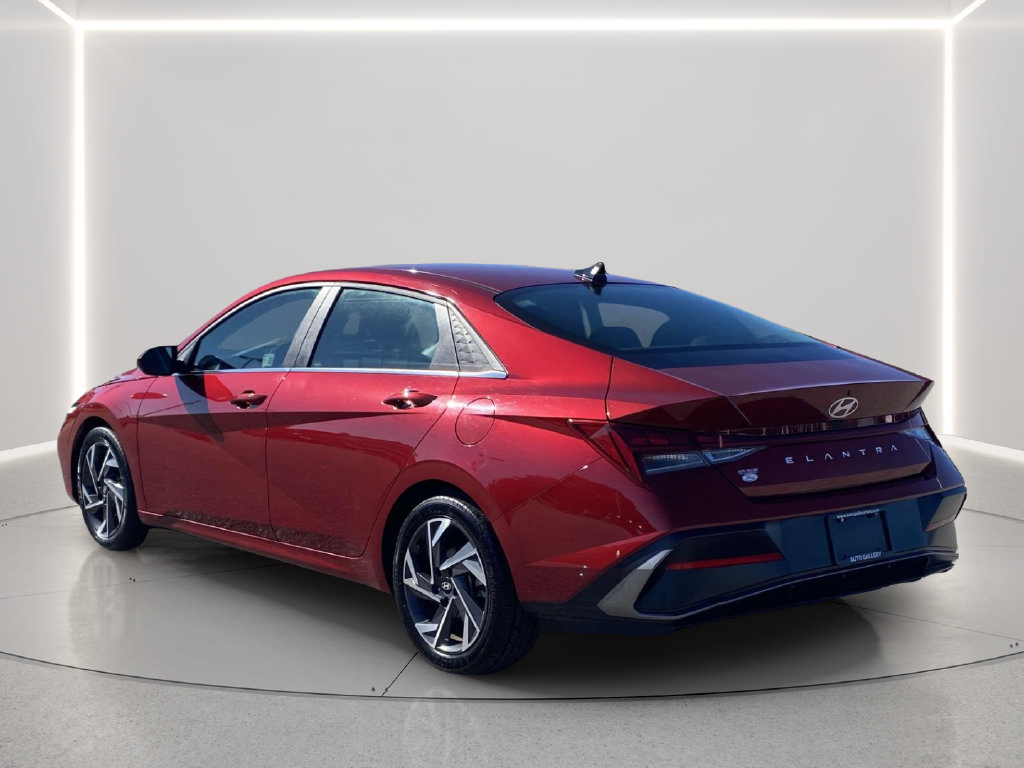 Used 2025 Hyundai Elantra SEL FWD image 3