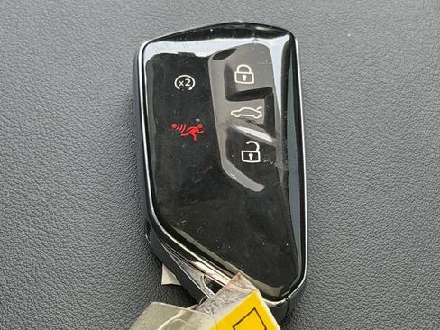 Used 2025 Volkswagen Tiguan SE w/ Panoramic Sunroof Package AWD/4WD image 21