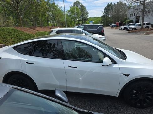 Used 2021 Tesla Model Y Long Range image 5