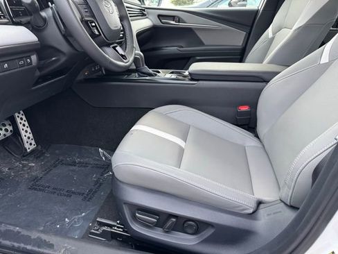 Used 2025 Toyota Camry SE w/ Convenience Package image 6