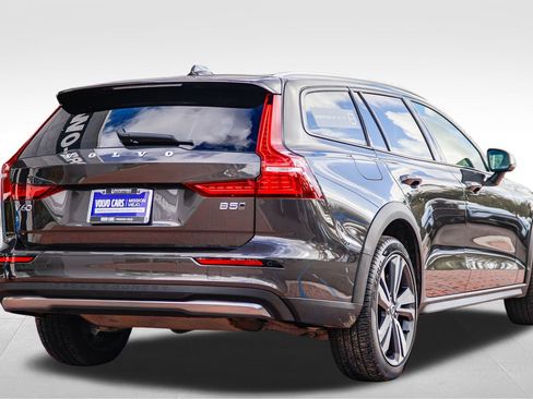 Used 2025 Volvo V60 B5 Cross Country Plus image 37