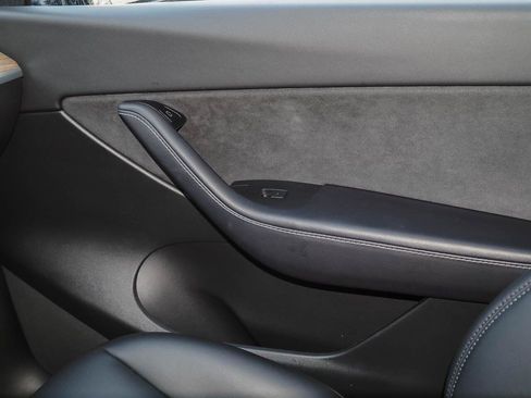 Used 2022 Tesla Model Y Long Range AWD/4WD image 26