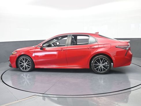 Used 2021 Toyota Camry SE FWD image 3