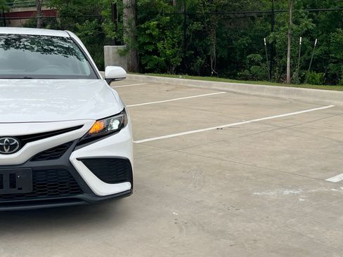 Used 2023 Toyota Camry SE FWD image 3