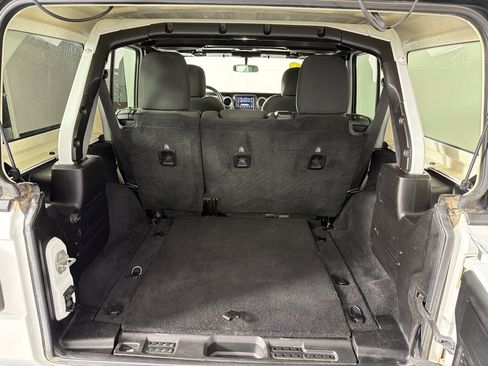 Used 2019 Jeep Wrangler Unlimited Sahara AWD/4WD image 19