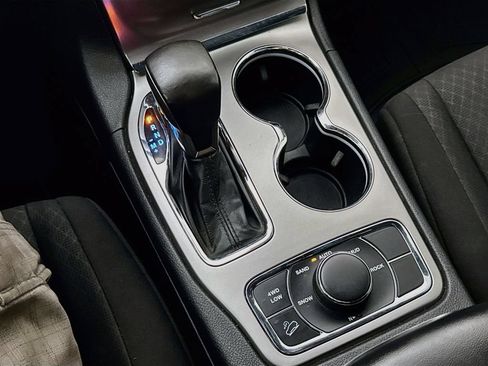 Used 2019 Jeep Grand Cherokee Laredo AWD/4WD image 19