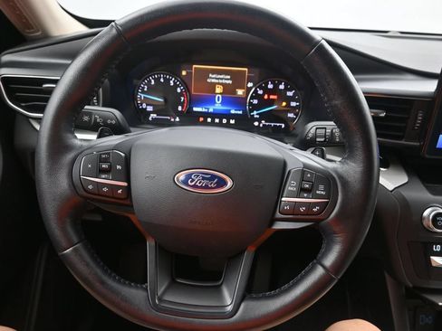 Used 2020 Ford Explorer XLT w/ Equipment Group 202A RWD image 13