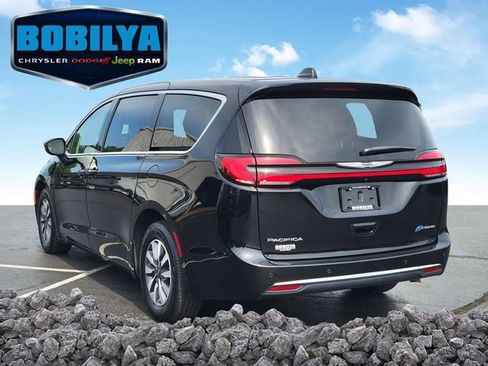 Used 2024 Chrysler Pacifica Limited FWD image 4
