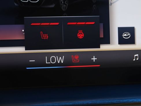 Used 2023 BMW 740i w/ Parking Assistance Package image 8