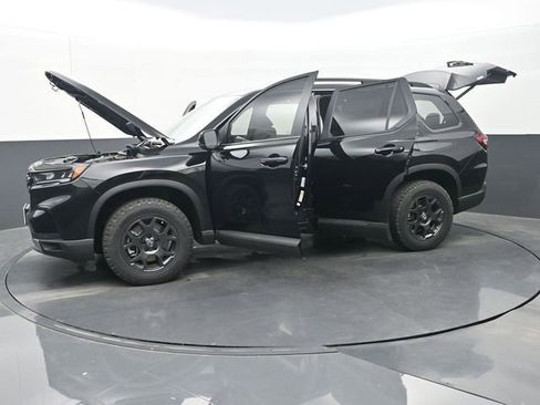 Used 2025 Honda Pilot TrailSport image 35