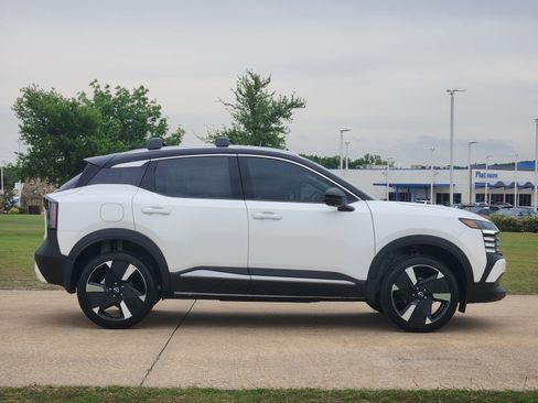 New 2026 Nissan Kicks SR FWD image 7