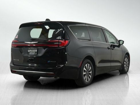 Used 2023 Chrysler Pacifica Touring-L image 5