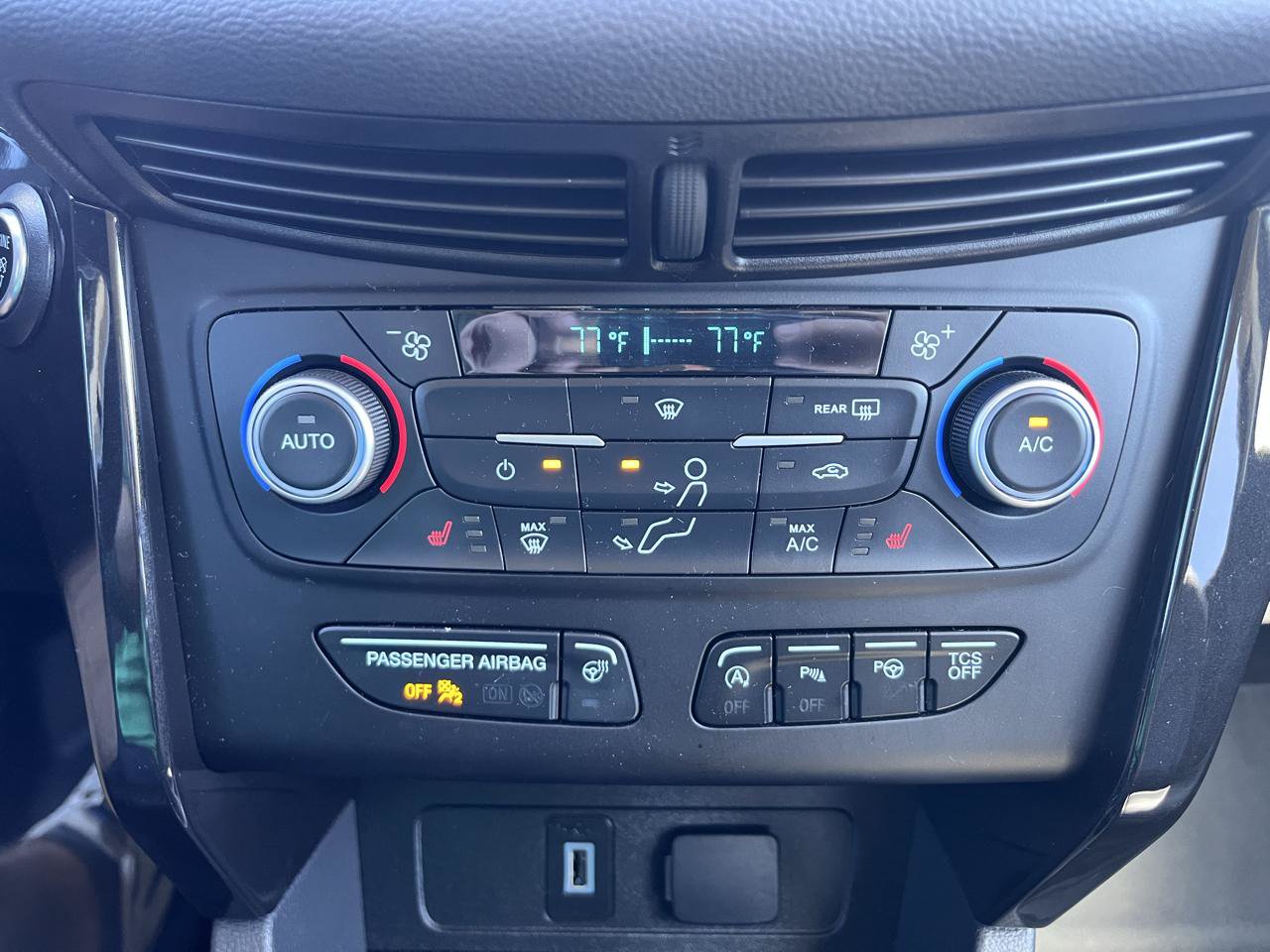 Used 2018 Ford Escape Titanium w/ Ford Safe & Smart Package AWD/4WD image 34
