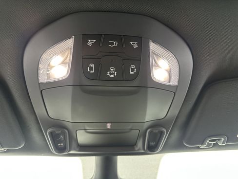 Used 2025 Chrysler Pacifica Select image 30