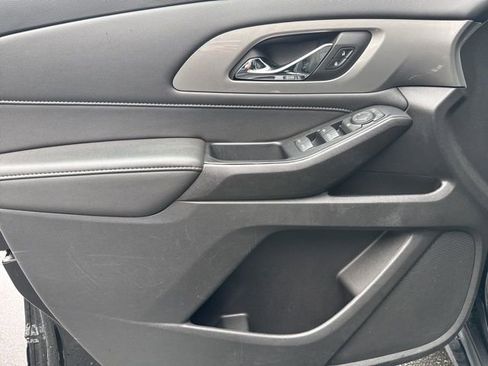 Used 2023 Chevrolet Traverse LT image 9