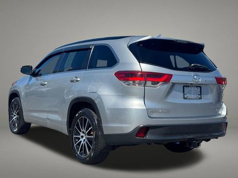 Used 2017 Toyota Highlander SE AWD/4WD image 3