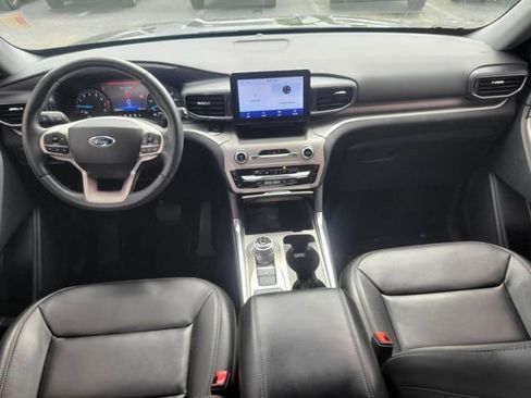 Used 2022 Ford Explorer XLT w/ Equipment Group 202A image 11