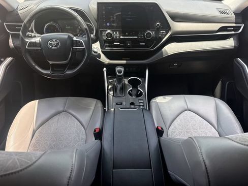 Used 2023 Toyota Highlander Bronze Edition FWD image 11