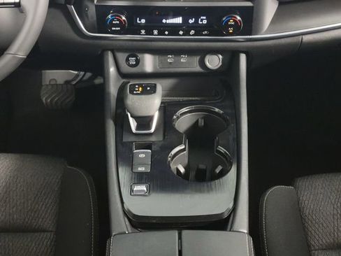 Used 2025 Nissan Rogue SV image 24