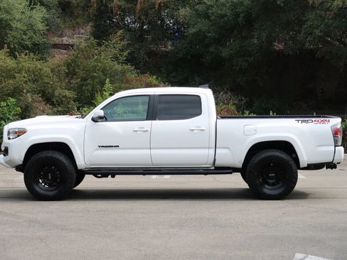 Used 2020 Toyota Tacoma TRD Sport w/ Technology Package AWD/4WD image 9