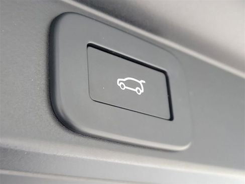 Certified 2024 Land Rover Range Rover SE image 12