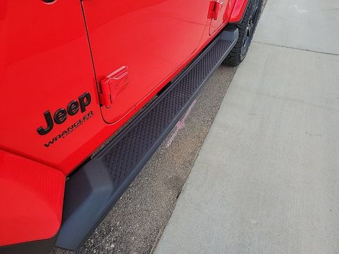 Used 2021 Jeep Wrangler Unlimited Sahara AWD/4WD image 19