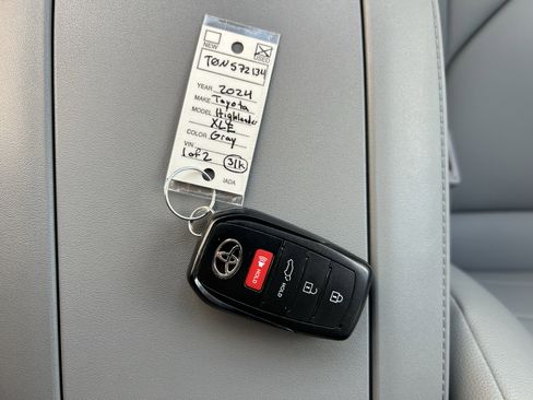 Certified 2024 Toyota Highlander XLE image 35