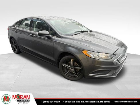 Used 2017 Ford Fusion SE w/ Fusion SE Technology Package FWD image 2