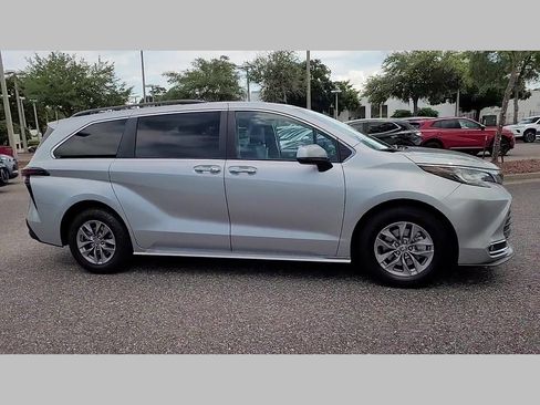 Used 2023 Toyota Sienna XLE image 34
