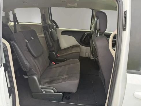 Used 2018 Dodge Grand Caravan SE w/ UConnect Hands-Free Group FWD image 3