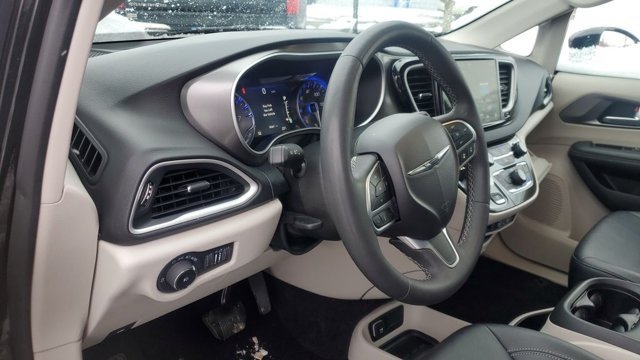 Used 2024 Chrysler Pacifica Touring-L FWD image 8